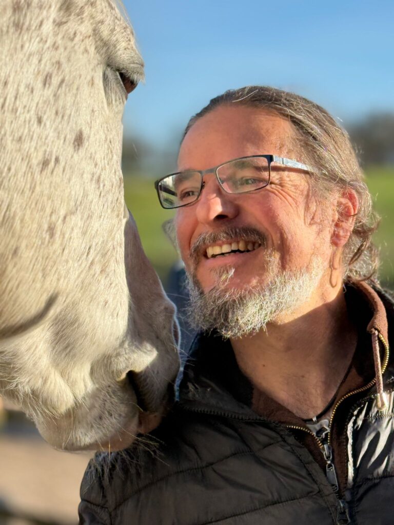 Ifrit Kiselmann im Gespräch mit einem Pferd
